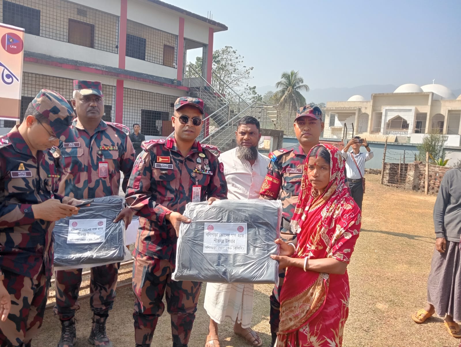 দুর্গম থানচিতে কনকনে শীতে মানবিকতার উষ্ণতা: শীতার্ত মানুষের পাশে বলিপাড়া জোন (৩৮ বিজিবি) উশৈনু মারমা