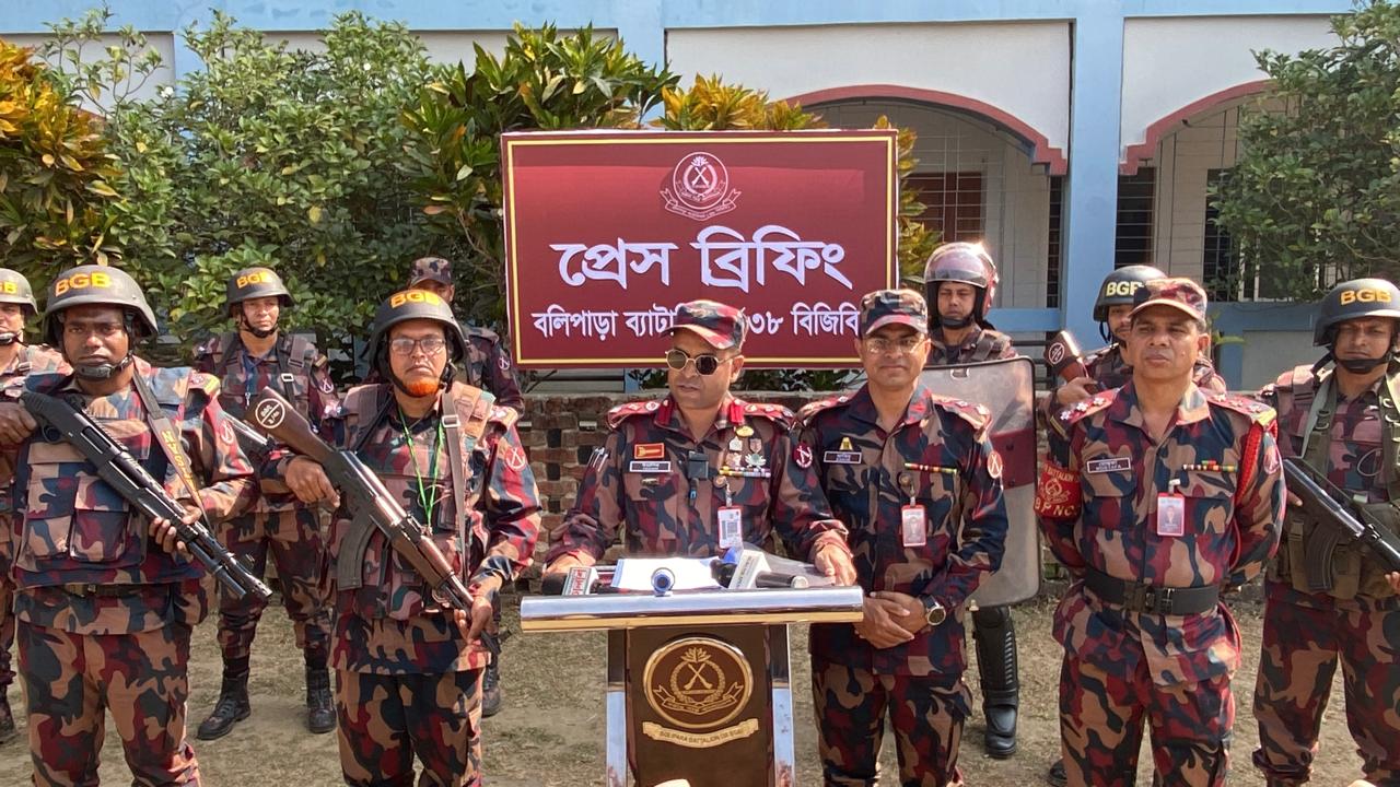 জাতীয় সংসদ নির্বাচন ঘিরে সীমান্তে ৩৮ বিজিবির(বর্ডার গার্ড) কঠোর নিরাপত্তা ব্যবস্থা গ্রহনে প্রেস ব্রিফিং, লে: কর্নেল ইয়াসির আরফাত হোসেন।
