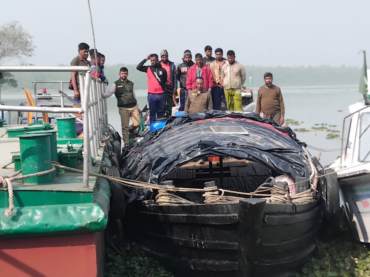 সুন্দরবনে ও বলেশ্বর নদীতে ২৫ জেলে আটক ৪০০ কেজি পারশে মাছের পোনা জব্দ :