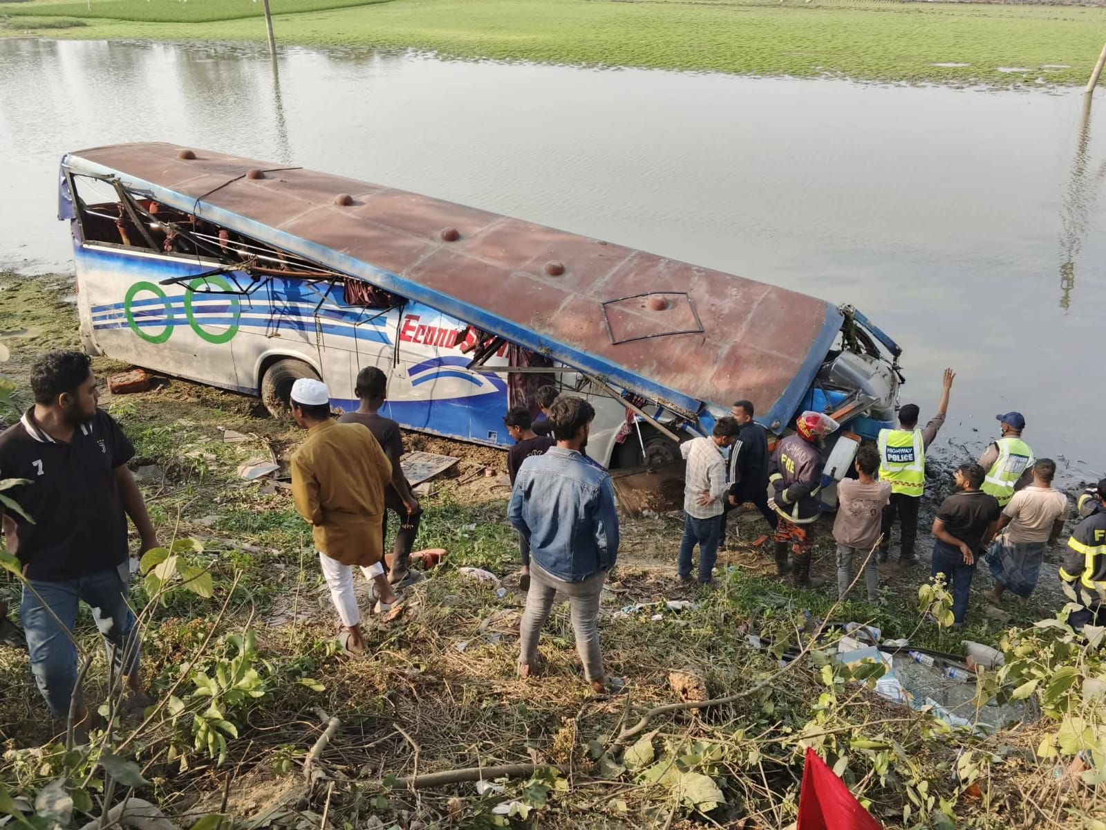 কুমিল্লায় ওভারটেক করতে গিয়ে যাত্রীবাহী বাস খাদে, নিহত-২ আহত-৭