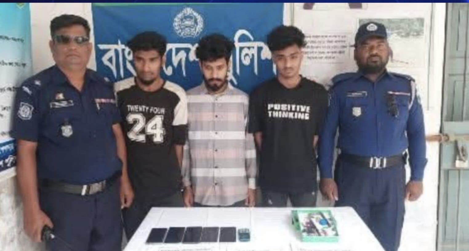 রাজশাহীর বাঘায় সুন্দরী নারীর ছবি দিয়ে ফেসবুক খুলে প্রতারণা, তিন হ্যাকার গ্রেফতার