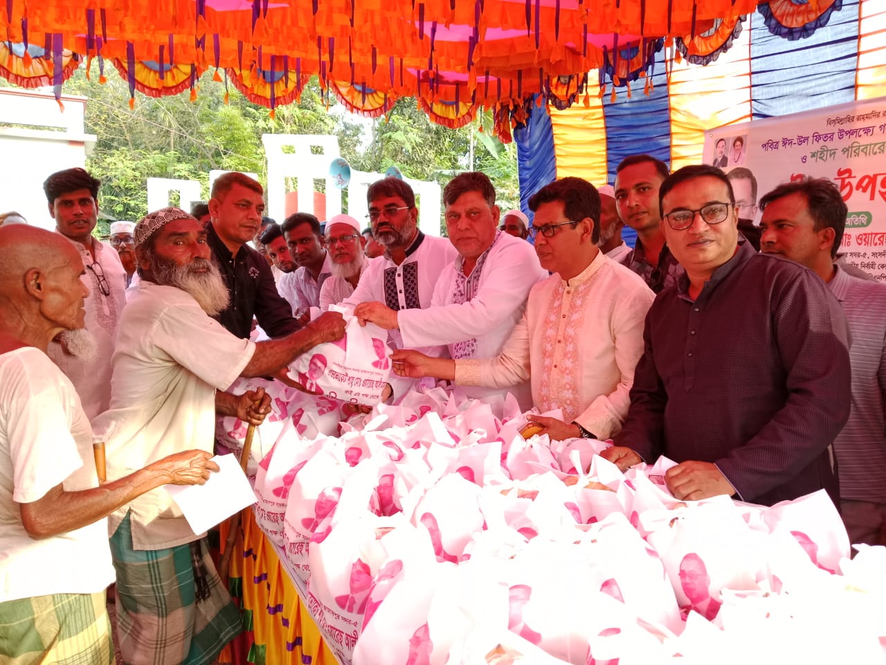 জামালপুরের দিগপাইততে মাননীয় এমপি এড. শাহ ওয়ারেছ আলী মামুনের পক্ষ থেকে ঈদ উপহার বিতরণ