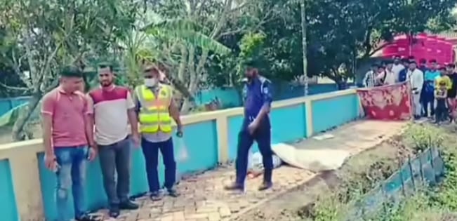 বাগেরহাটের শরনখোলায় কিশোরীর গলাকাটা মরদেহ উদ্ধার।)