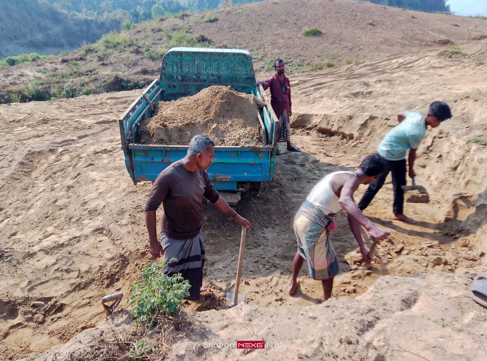 দিবালোকে শঙ্খ নদে বালু লুট: প্রভাবশালীর ছত্রছায়ায় অবাধ পাচার, প্রশাসন নীরব!