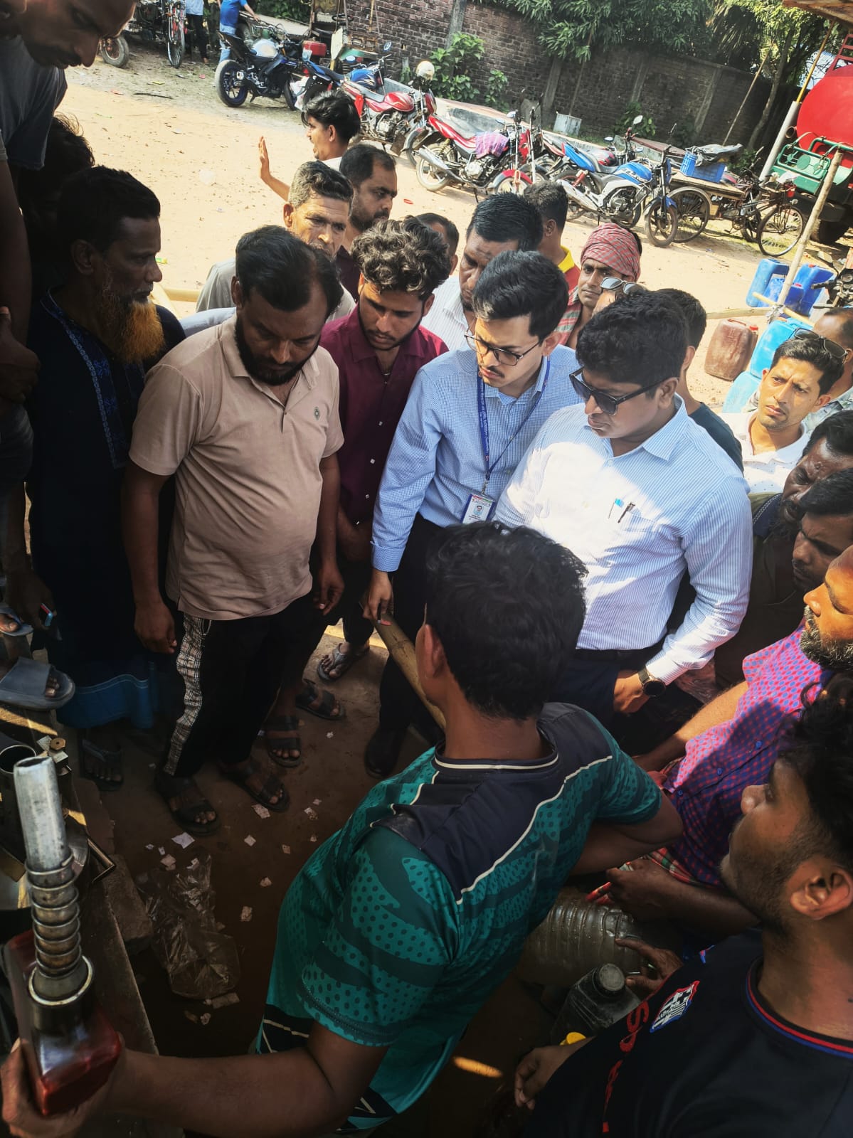 টুঙ্গিপাড়ায় ফিলিং স্টেশনে মোবাইল কোর্ট, ৩০ হাজার টাকা জরিমানা