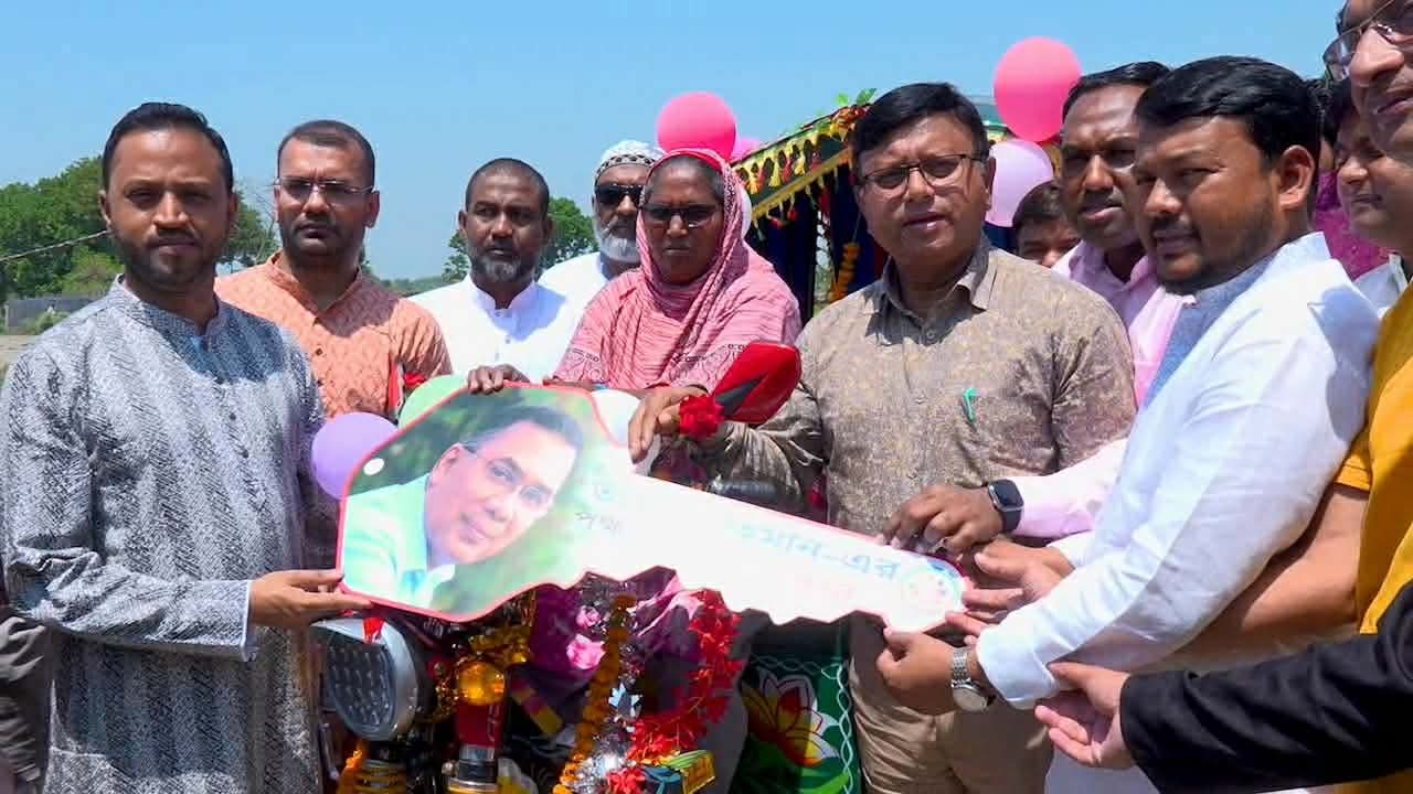 প্রধানমন্ত্রী তারেক রহমানের উপহার পেলেন রাজশাহীর অসহায় টুলি বেগম