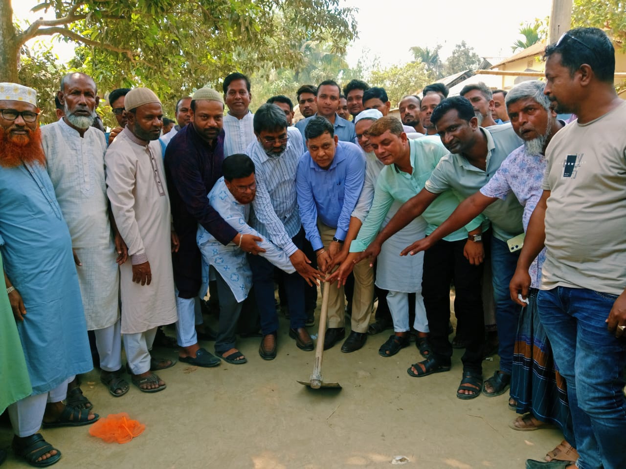 দিগপাইত ইউনিয়নের ময়নার মোড় থেকে পাকুল্লা ভাঙ্গুনিঘাট পর্যন্ত রাস্তার কার্পেটিং কাজের শুভ উদ্বোধন।