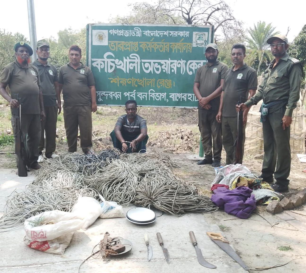 হরিণ শিকারী আটক সুন্দরবনে মালা ফাদসহ যতই আটক ততই বাড়ছে প্রতিদিন ফাঁদ
