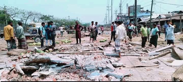 কুমিল্লা নিমসার বাজারে উচ্ছেদ অভিযানে ৪০০ অবৈধ স্থাপনা উচ্ছেদ
