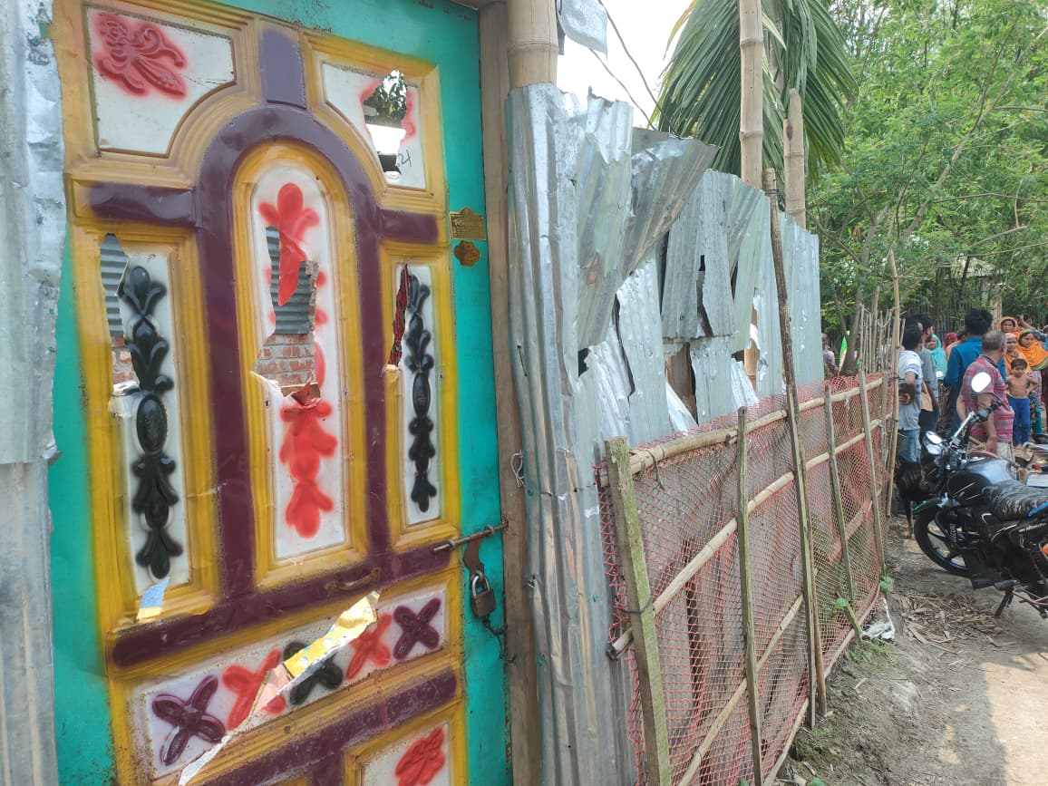তারাগঞ্জে বসতবাড়িতে হামলা, তালা ঝুলিয়ে দম্পতিকে উচ্ছেদের অভিযোগ