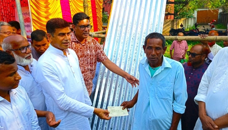 ঘূর্ণিঝড় ও শিলাবৃষ্টিতে ক্ষতিগ্রস্তদের মাঝে টিন ও নগদ অর্থ বিতরণ