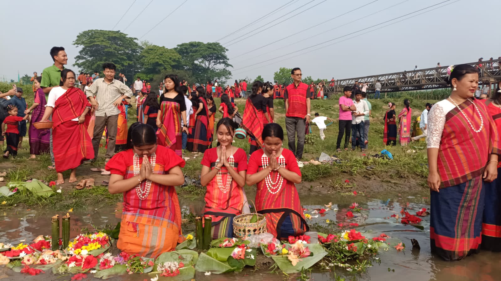 দীঘিনালায় ফুল অর্পণের মাধ্যমে শুরু বিঝু উৎসব।