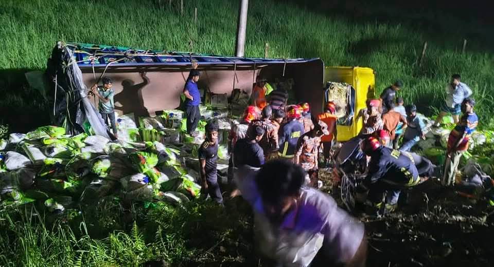 কুমিল্লায় নিয়ন্ত্রণ হারিয়ে চাল বোঝাই ট্রাক খাদে পড়ে নিহত-৭ আহত-৬