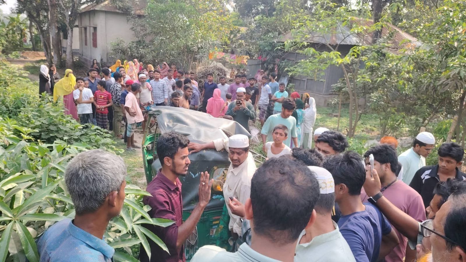 কুমিল্লায় অটোরিকশা-কাভার্ডভ্যান সংঘর্ষে মা-ছেলের মৃত্যু