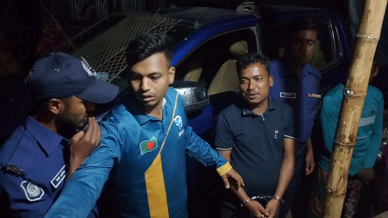 গাঁজা সেবন ও বহনের অপরাধে নীলফামারী কোর্টের মুহুরী আটক, ভ্রাম্যমাণ আদালতে ৩ মাসের কারাদণ্ড