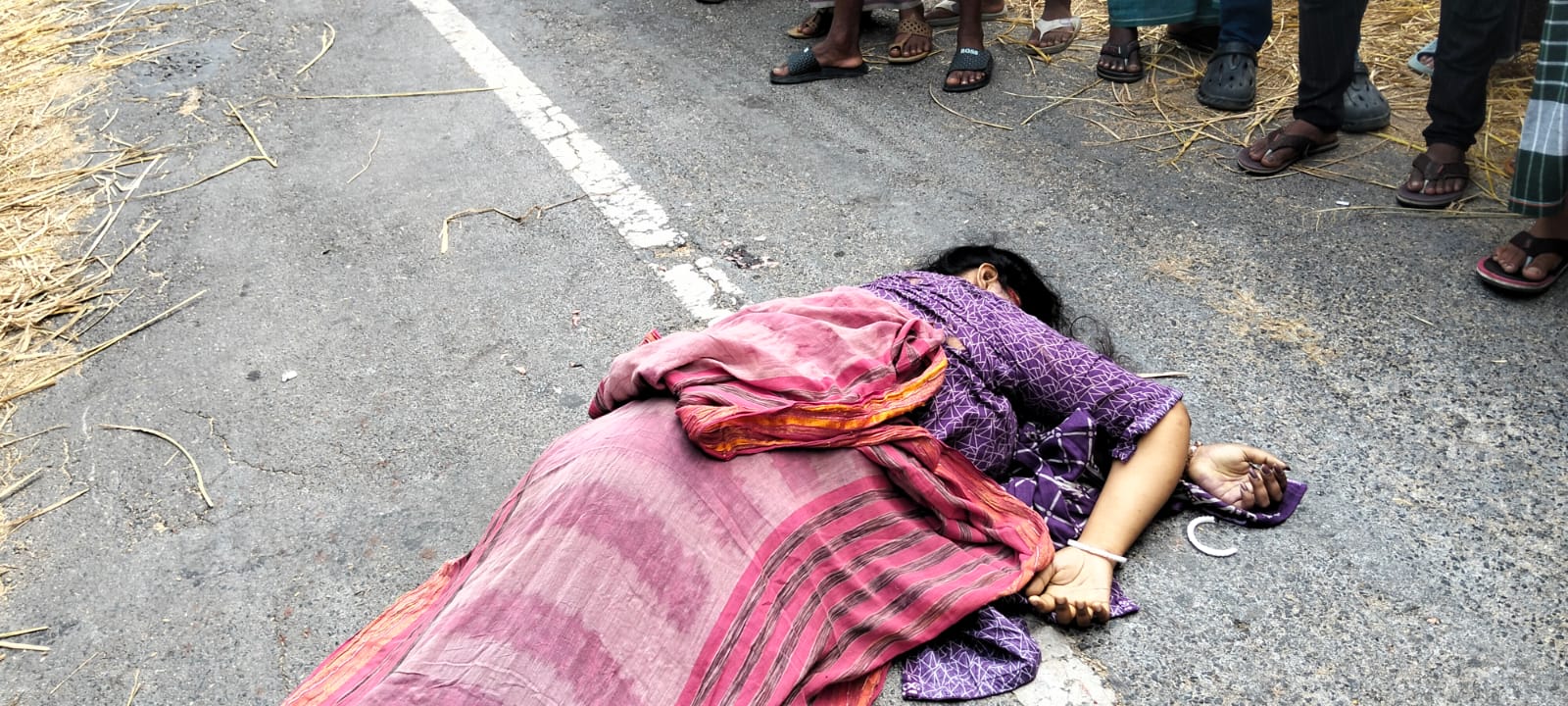 টুঙ্গিপাড়ায় কাভার্ডভ্যান-মোটরসাইকেল সংঘর্ষ: নারী নিহত, চালক গুরুতর আহত