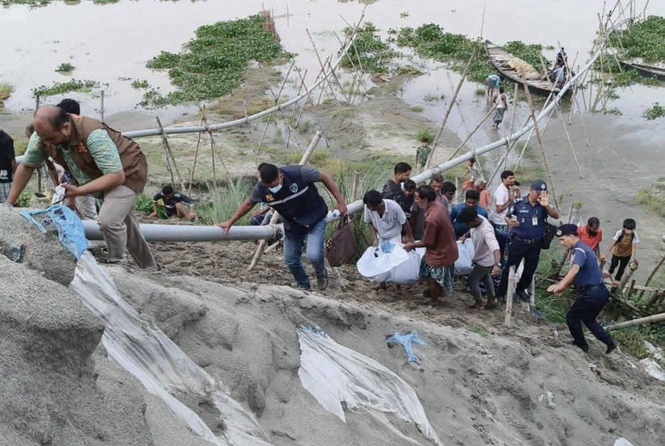 জামালপুরে ব্রহ্মপুত্র নদের তীরে বালুচাপা দেওয়া অজ্ঞাত ব্যক্তির মরদেহ উদ্ধার।
