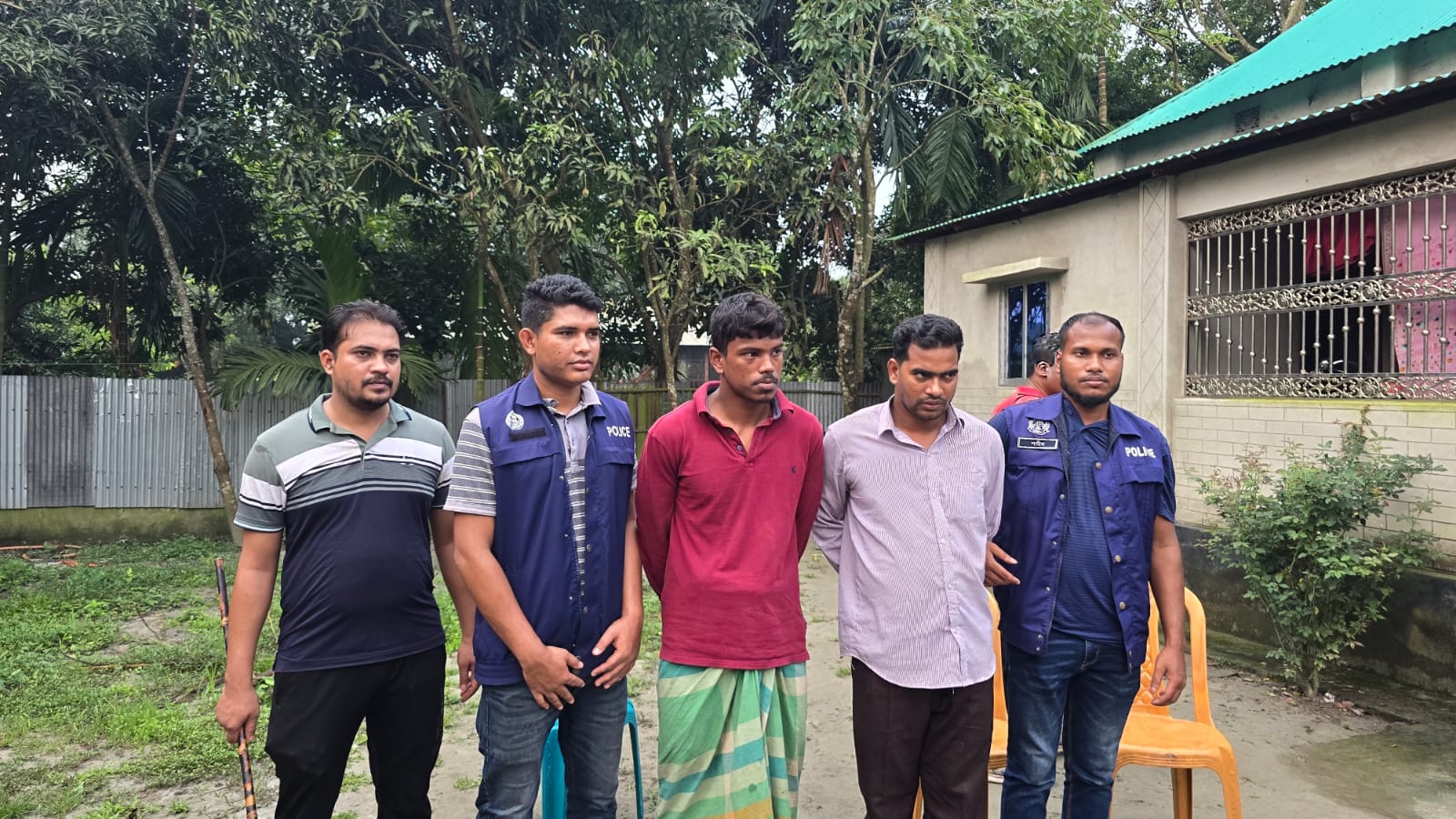 কটিয়াদীতে প্রবাসীর স্ত্রীর চোখ-মুখ বেঁধে লুটের ঘটনায় গ্রেপ্তার-২