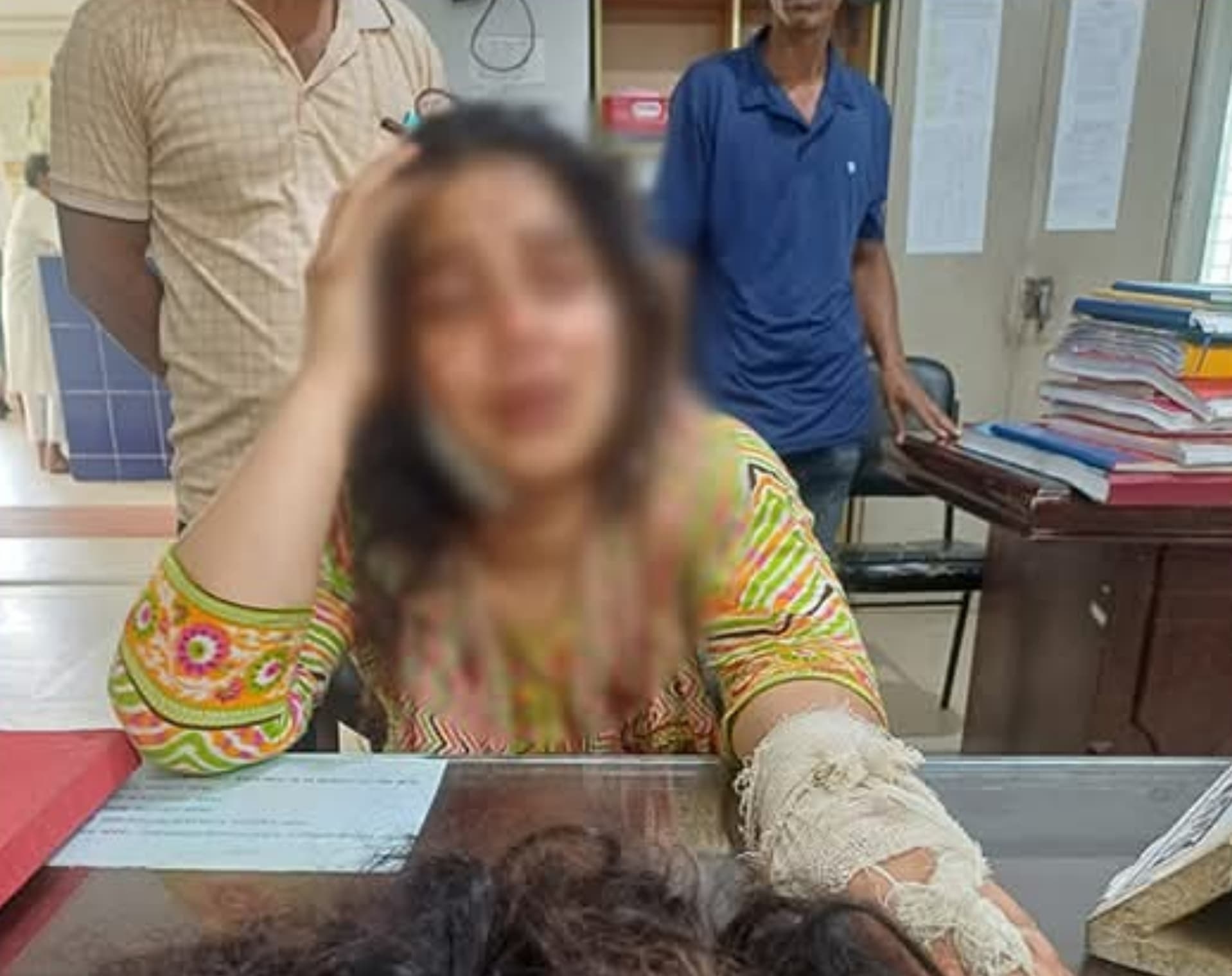 যৌতুকের টাকার জন্য স্ত্রীর উপর নৃশংসতা,চুল কেটে ছুরিকাঘাত, আখাউড়ায় স্বামী পালাতক