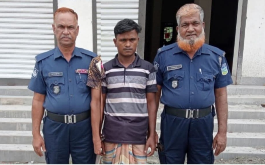 জামালপুরের সরিষাবাড়ীতে ২২ পিস ইয়াবাসহ মাদক কারবারি গ্রেফতার, দুই সহযোগী পলাতক