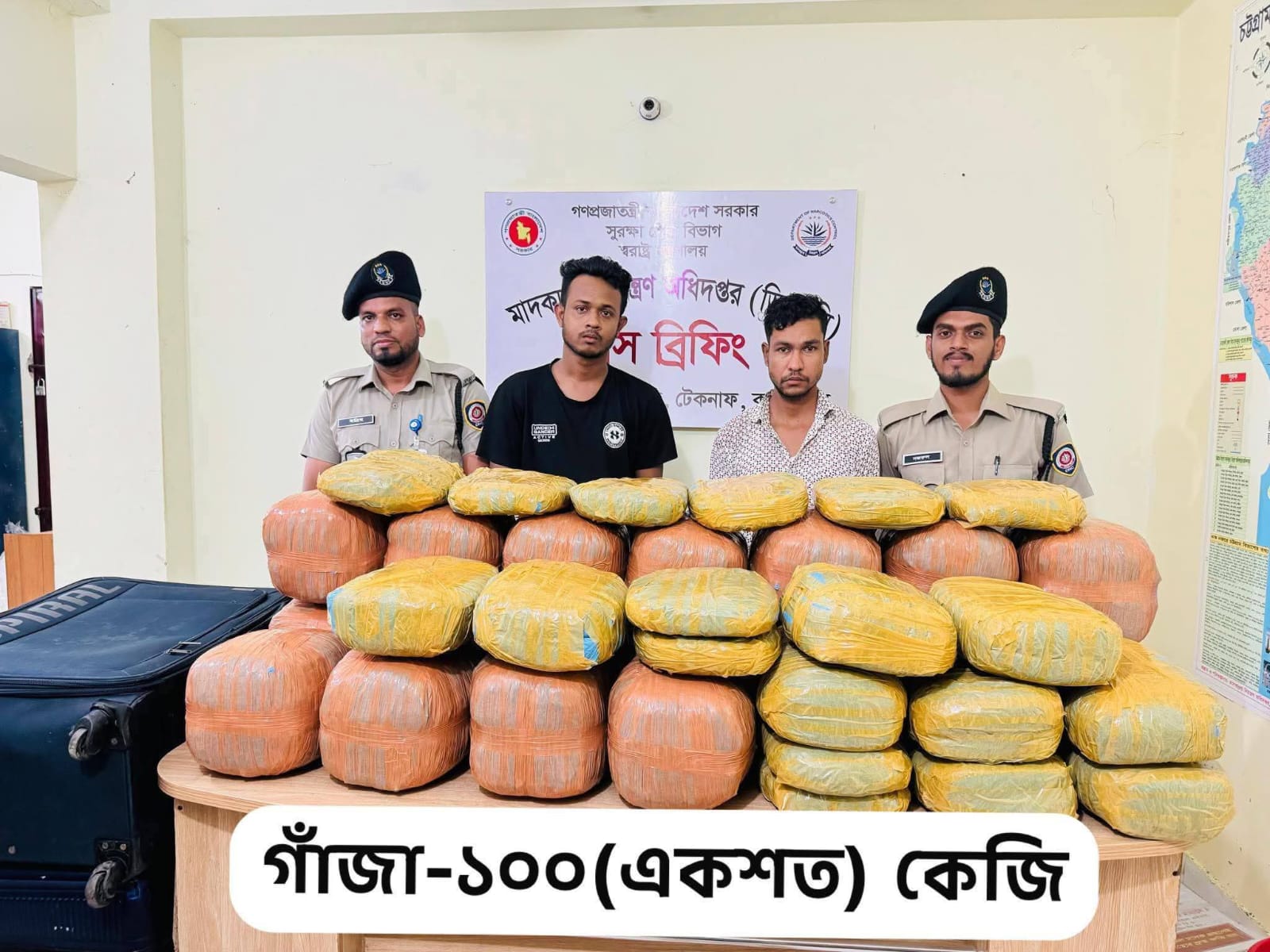 উখিয়ায় মেরিন ড্রাইভে ১০০ কেজি গাঁজাসহ ২ মাদক কারবারি আটক, মাইক্রোবাস জব্দ!