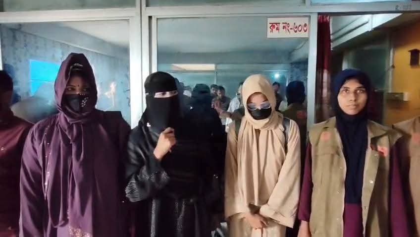 নোয়াখালী চৌমুহনীতে আবাসিক হোটেল থেকে আটক ১৪
