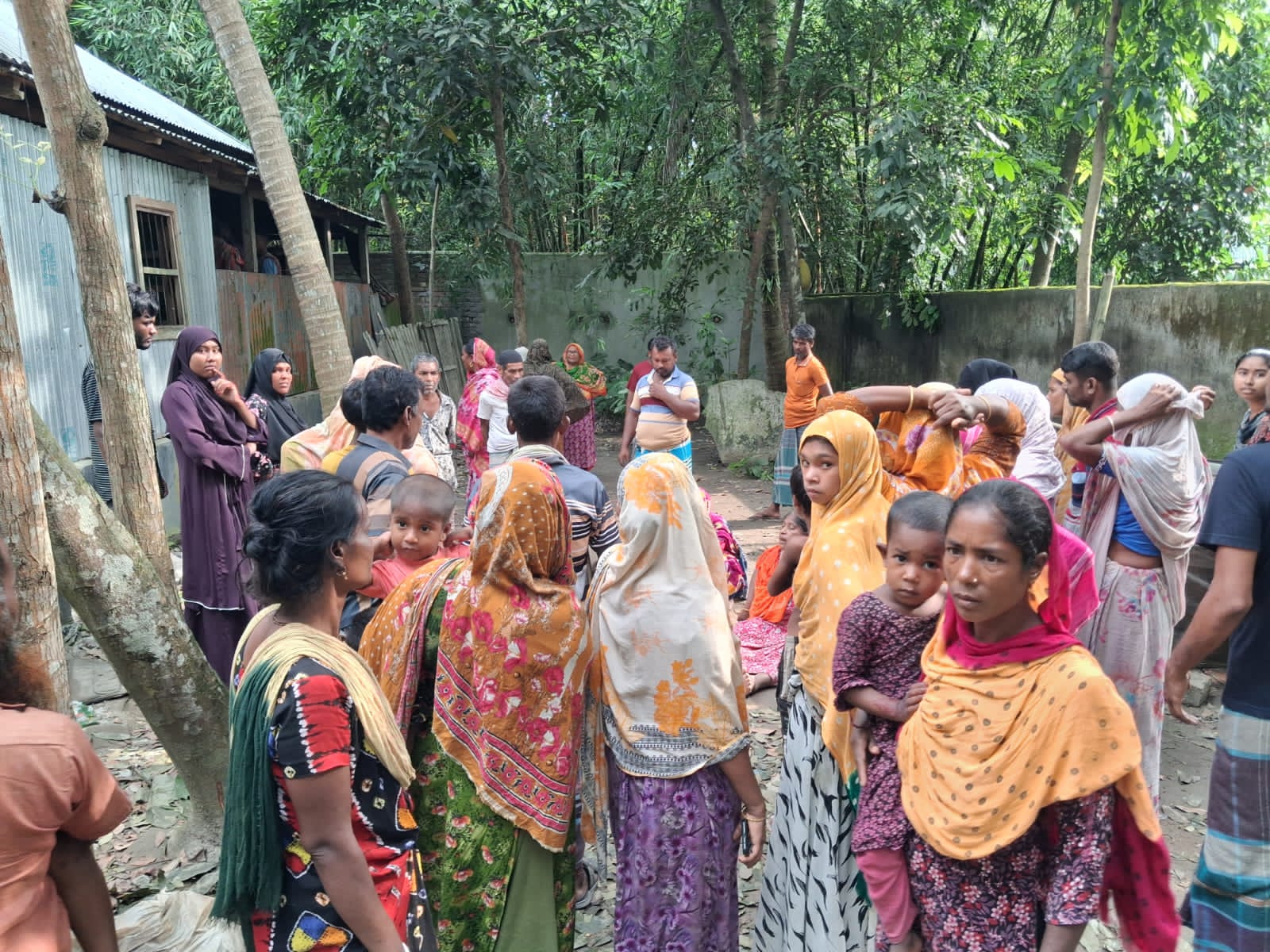 মাদারগঞ্জে ভ্যান চালক ফাঁসীতে ঝুলে আত্মহত্য