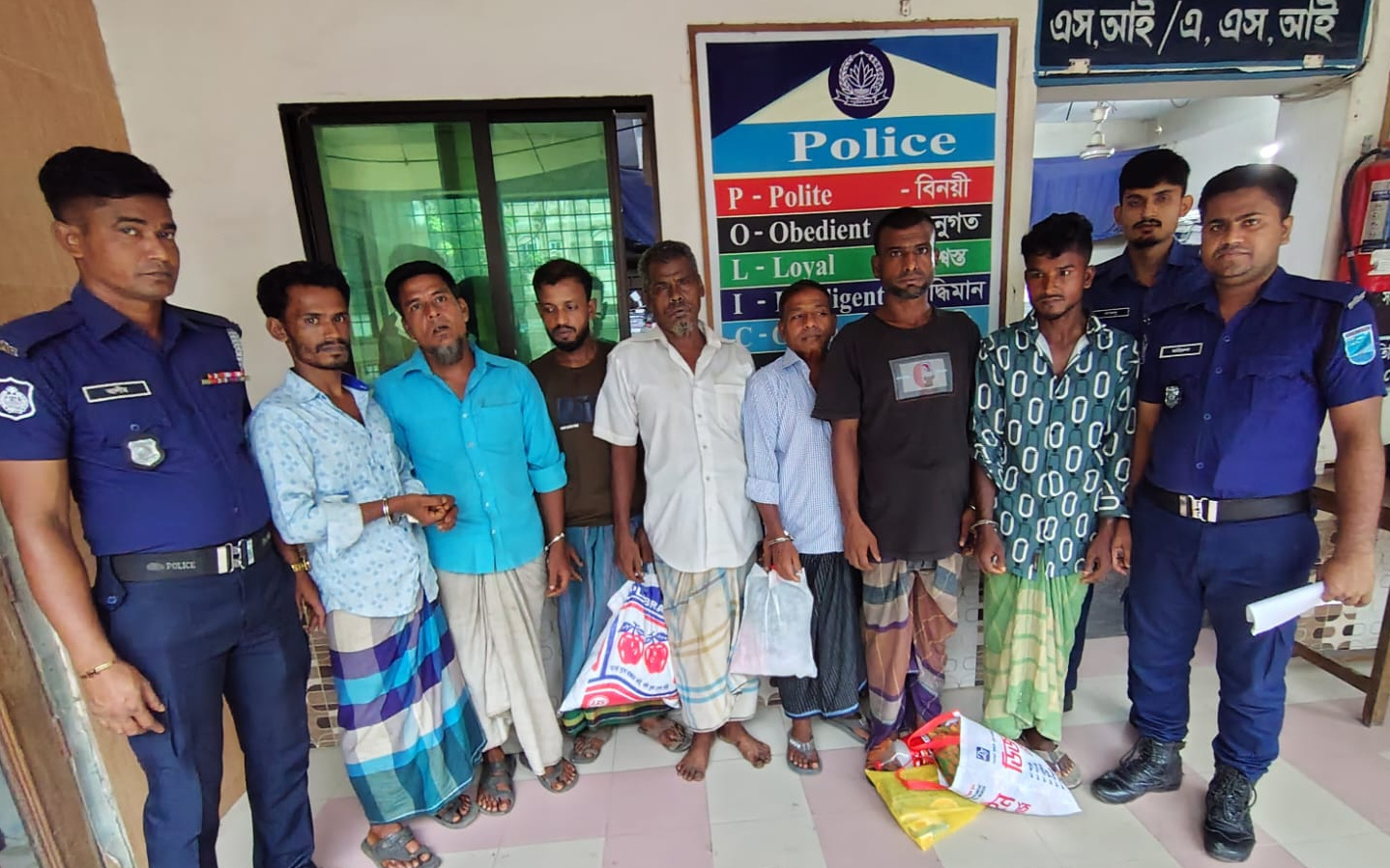 কুলিয়ারচরে পুলিশের বিশেষ অভিযান: ১০ বছরের সাজাপ্রাপ্তসহ গ্রেপ্তার-৭