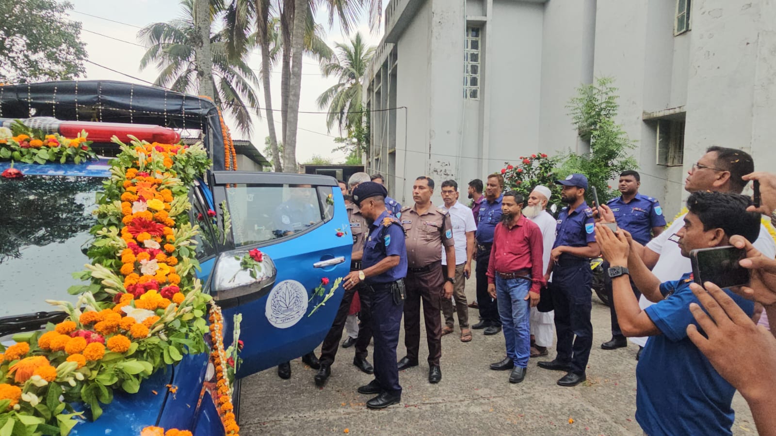 টুঙ্গিপাড়ায় ফুল দিয়ে সাজানো গাড়িতে চড়ে অবসরে গেলেন এসআই ছবির