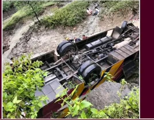 টেকনাফে যাত্রীবাহী পালকী বাস ব্রিজ থেকে নিচে পড়ে দুর্ঘটনা, উদ্ধারকাজে বিজিবি