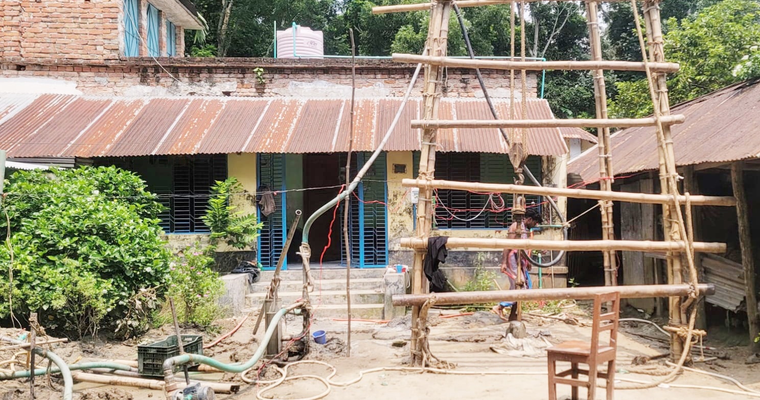 নড়াইলের লোহাগড়ায় হাই কোর্টের নিষেধাজ্ঞা অমান্য করে জোরপূর্বক স্থাপনা নির্মাণ
