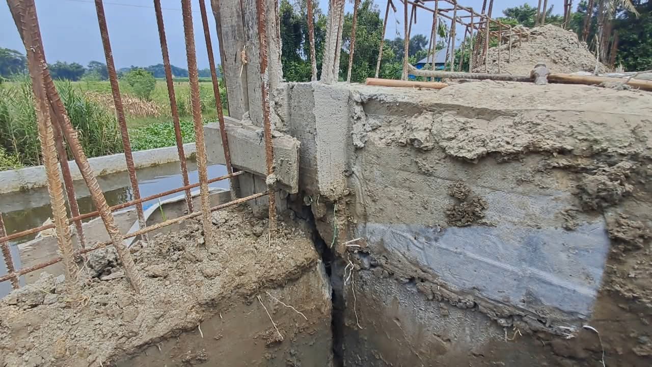 চাঁদপুরে কাজ শেষ হওয়ার আগেই ফাটল, প্রশ্নের মুখে ২ কোটি ২০ লাখ টাকার সেতু