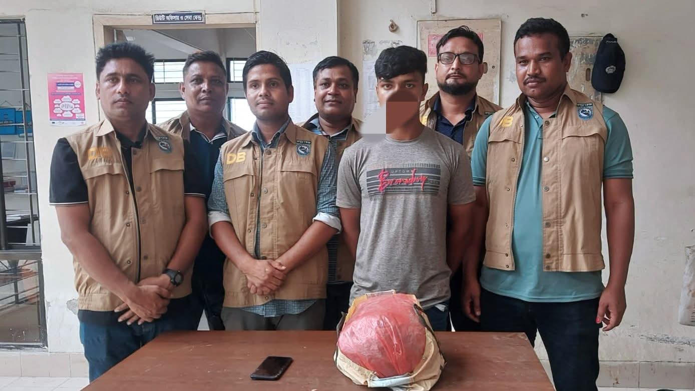 রংপুরে ডিবি’র অভিযানে ৩ কেজি গাঁজা উদ্ধার, মাদক কারবারি আটক-১
