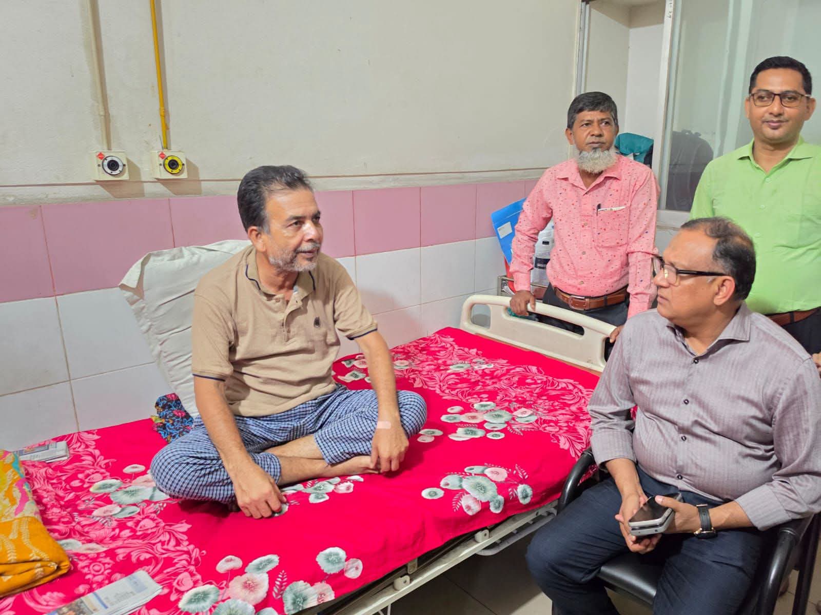 চিকিৎসাধীন সিনিয়ার সাংবাদিক শাহ্ আলম-কে দেখতে হাসপাতালে বস্ত্র ও পাট প্রতিমন্ত্রী শরীফুল আলম, এমপি