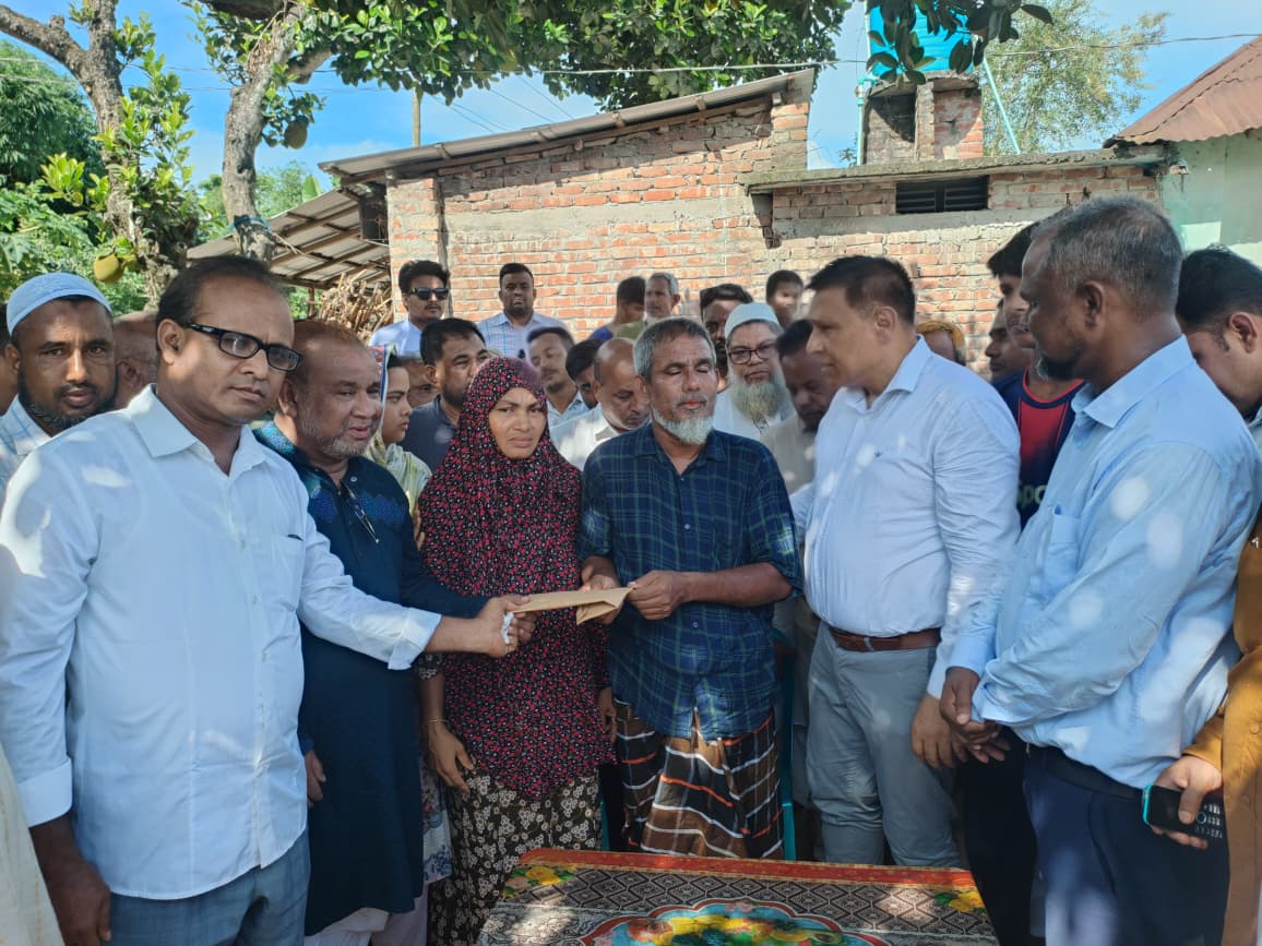 সানজিদার শোকার্ত পরিবারের খোঁজ নিলেন জেলা বিএনপি’র আহবায়ক সাইফুল ইসলাম – দিলেন আর্থিক সহায়তা