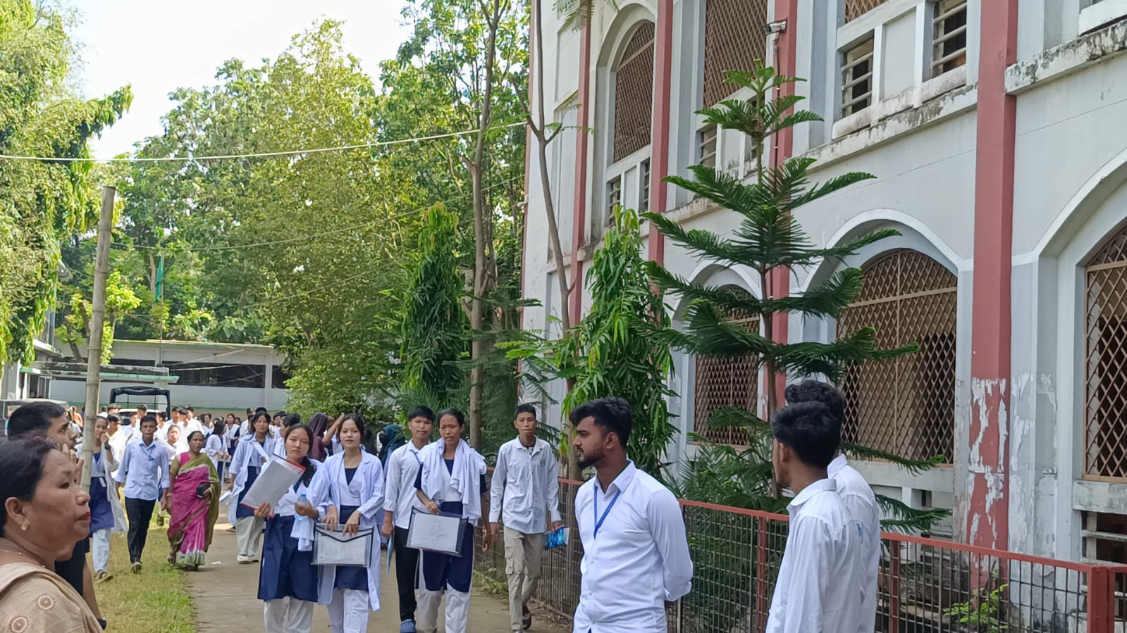 সারাদেশের ন্যায় দীঘিনালায়ও শুরু হলো এইচএসসি পরীক্ষা, কেন্দ্রে অংশ নিচ্ছেন ১,৪৬৮ পরীক্ষার্থী
