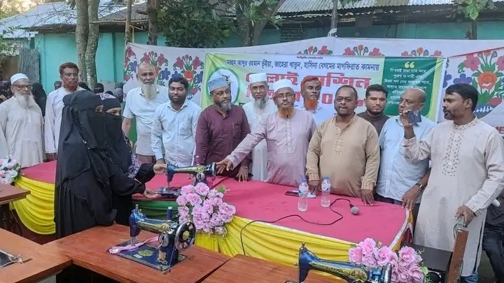 চৌদ্দগ্রামে আব্দুর রহমান ভূঁইয়া, জাহেরা খাতুন ও হাসিনা বেগমের মাগফিরাত কামনায় সেলাই মেশিন বিতরন।