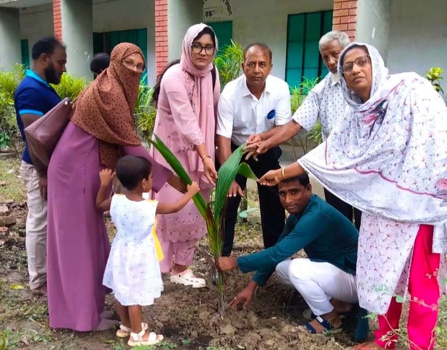 পরিবেশ সুরক্ষায় কালিগঞ্জ রোকেয়া মনসুর মহিলা কলেজে বৃক্ষরোপণ
