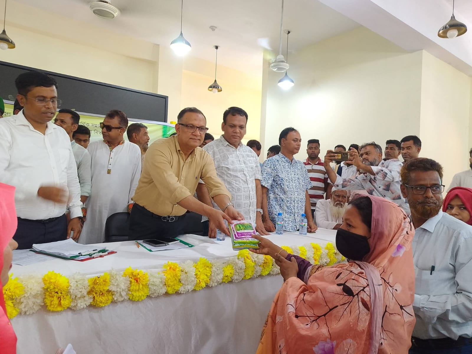 কুলিয়ারচরচরে কৃষকদের মাঝে বিনামূল্যে বীজ ও সার বিতরণ কার্যক্রম উদ্বোধন করেন প্রতিমন্ত্রী শরীফুল আলম