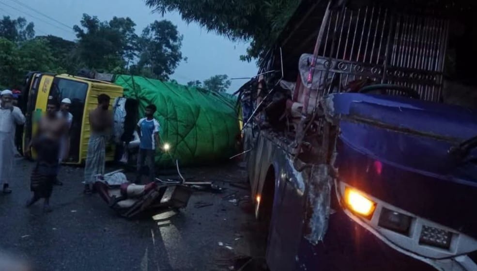 কুমিল্লায় বিকল ট্রাকের পেছনে বাসের ধাক্কায় নিহত-১, আহত-১০