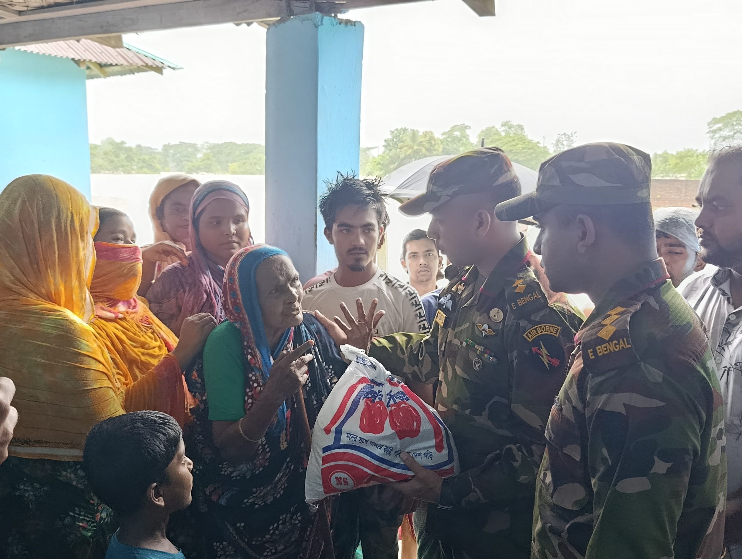 দীঘিনালায় বন্যার্তদের সহায়তায় সেনাবাহিনী, কোবাখালীতে ত্রাণ বিতরণ