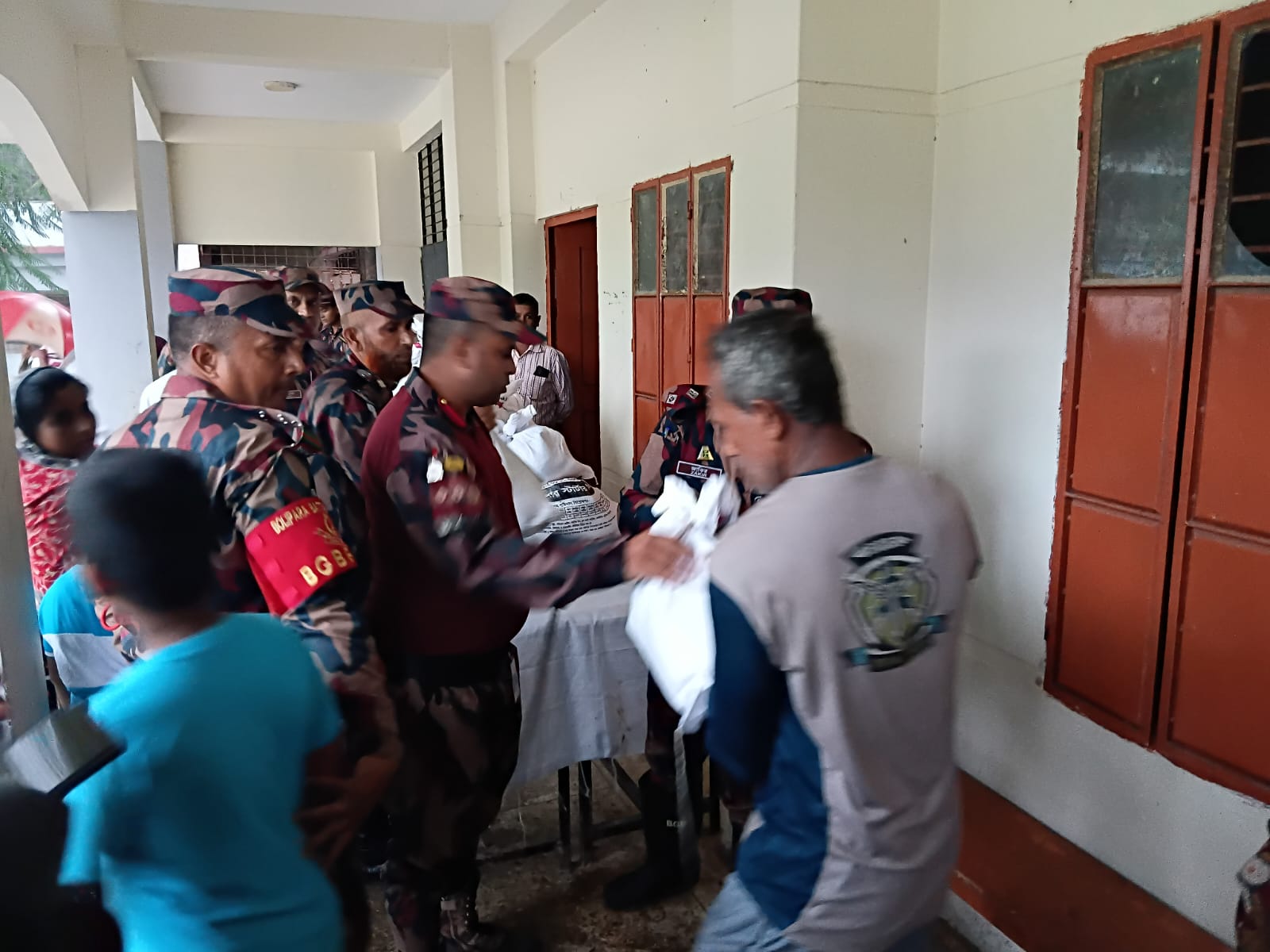 টানা বর্ষণে প্লাবিত বলিবাজার, বন্যাদুর্গত ৩০ পরিবারের পাশে ৩৮ বিজিবি, আশ্রয়কেন্দ্রে খাদ্যসামগ্রী বিতরণ