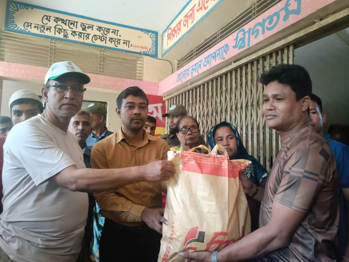 নদীপথে পানিবন্দি মানুষের কাছে খাদ্যসামগ্রী পৌঁছে দিল দীঘিনালা উপজেলা প্রশাসন