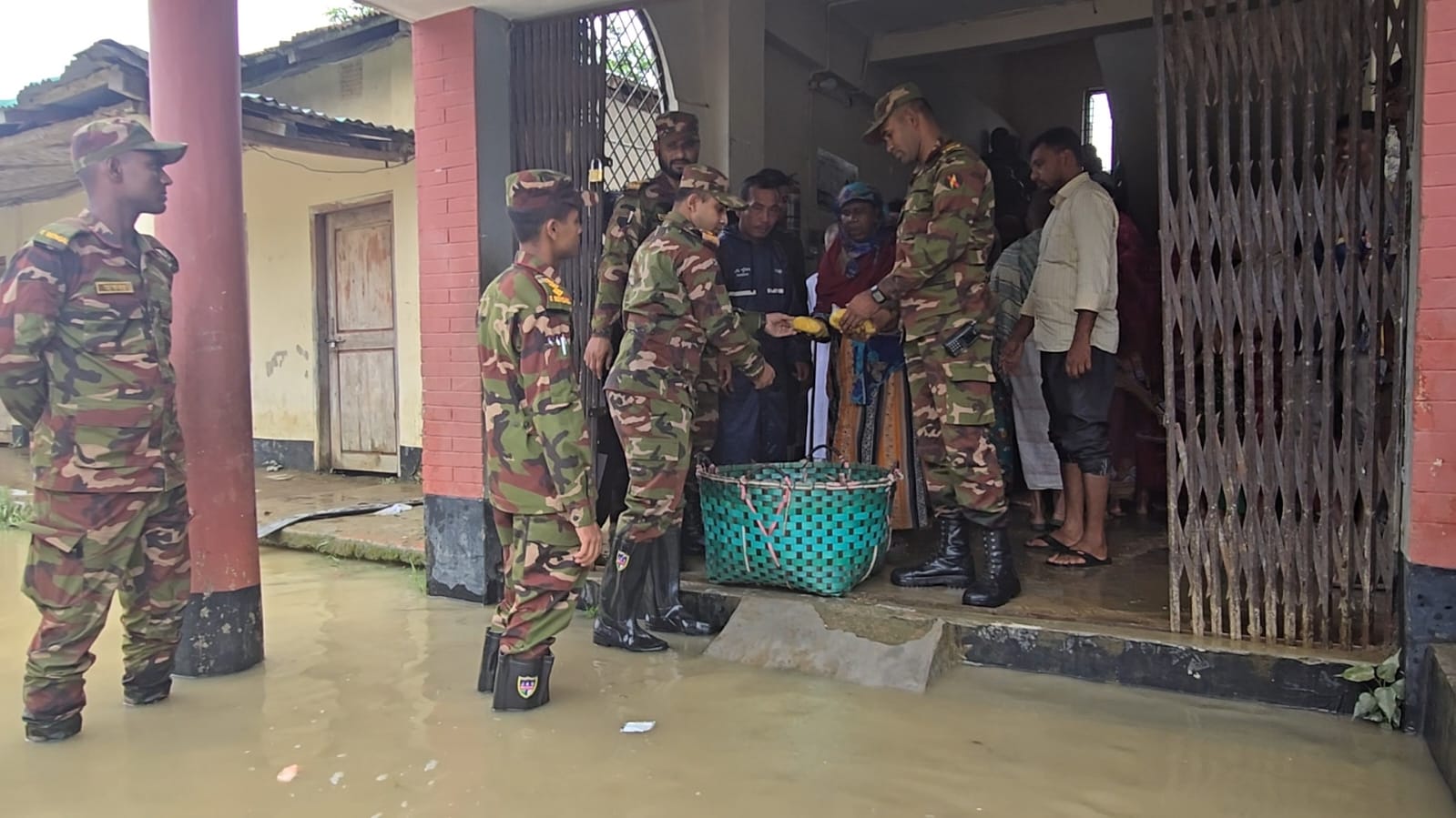 দীঘিনালায় বন্যার্তদের সহায়তায় সেনাবাহিনী, ২১ আশ্রয়কেন্দ্রে আশ্রিত শতাধিক পরিবার