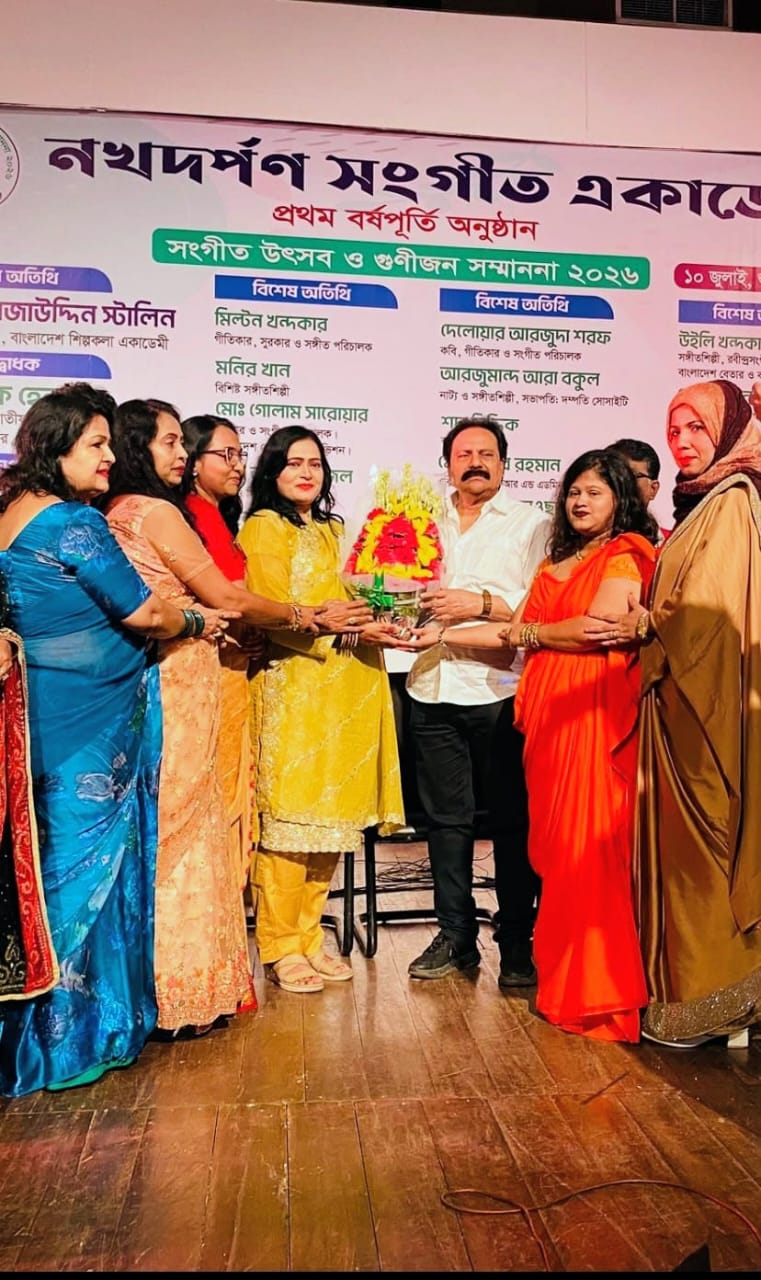 বাংলাদেশ শিল্পকলা একাডেমির মহাপরিচালক কবি “রেজাউদ্দিন স্টালিন”এর হাত থেকে গুণীশিল্পী সম্মাননা পেলেন বাউল ছালমা