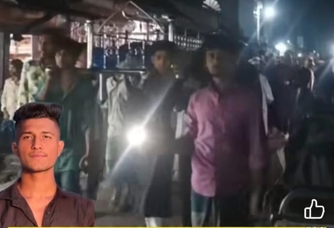 কুলিয়ারচরে জুয়েল হত্যার বিচার দাবিতে লাশের খাটিয়া কাঁদে নিয়ে এলাকাবাসীর বিক্ষোভ