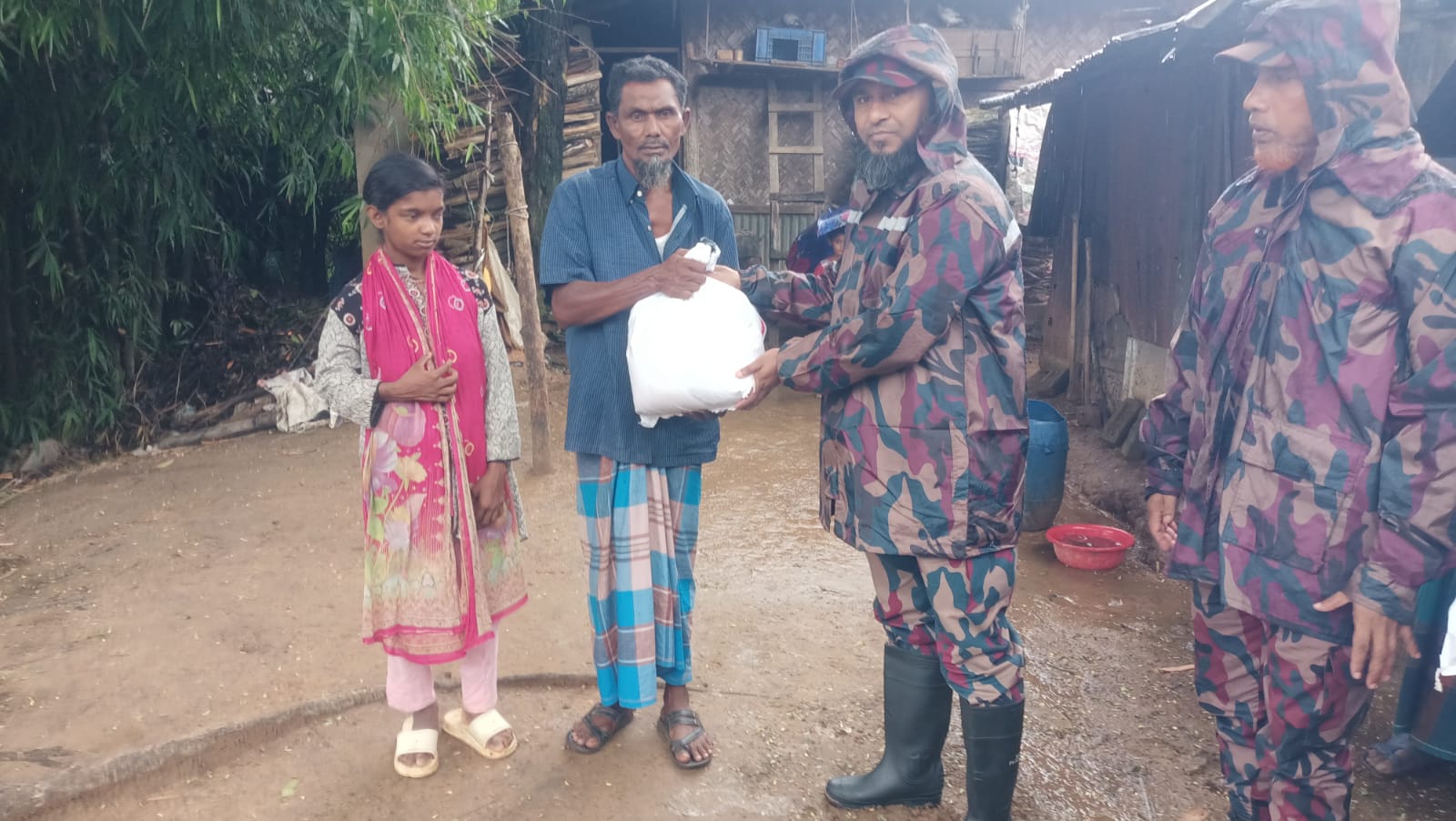 রামগড় ৪৩ বিজিবির উদ্যোগে বন্যায় ক্ষতিগ্রস্থ পরিবারের মাঝে ত্রাণ সামগ্রী বিতরণ