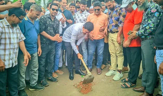 দীর্ঘদিন অবহেলিত রংপুরসহ ৩ জেলার সড়ক যোগাযোগের অন্যতম রুট সাতমাথা থেকে জাহাজ কোম্পানি মোড় পর্যন্ত সড়কের সংস্কার শুরু