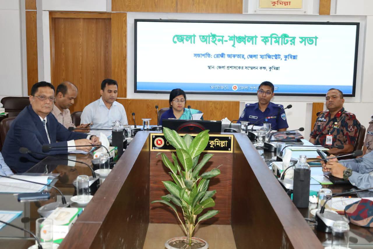 কুমিল্লায় জলাবদ্ধতা নৌকায় চড়ে কেন্দ্রে এইচএসসি পরীক্ষার্থীরা