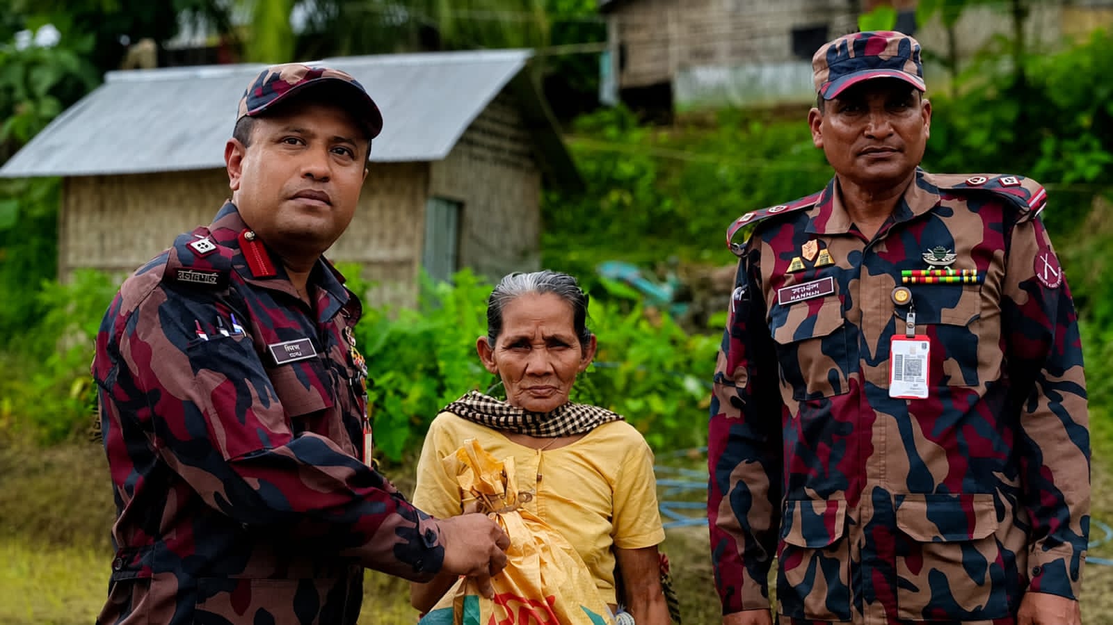 দীঘিনালায় বন্যাদুর্গত মানুষের পাশে ৭ বিজিবি, বাড়ি বাড়ি গিয়ে খাদ্যসামগ্রী বিতরণ